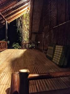 Ao LukKRABI BAMBOO KINGDOM at AOLUEK PARADISE的大型木制甲板上设有长凳