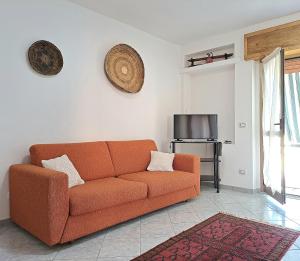 维拉普特祖Costa vacanze in low cost - IUN P2923的客厅配有橙色沙发和电视