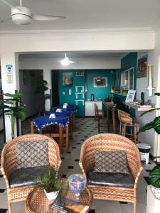 萨尔瓦多Pousada Mar Aberto的餐厅内带桌椅的用餐室