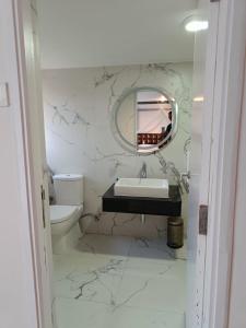 乌提Two Seas Residence的白色的浴室设有水槽和镜子