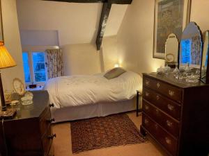 巴维特雷西Little Reeds的一间卧室配有一张床、一个梳妆台和一扇窗户。