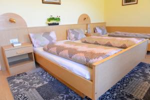 韦尔图尔诺布伦纳霍夫酒店的卧室内配有两张单人床,卧室内铺有地毯。