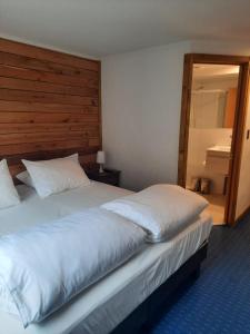 拉斯特朗卡斯Las Bravas Lodge的一间卧室配有一张大床和木制床头板