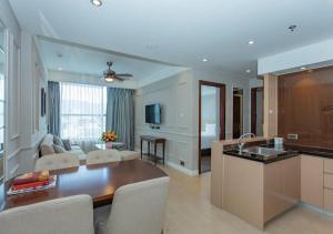 岘港Luxury Apartment in Sheraton Building with Ocean View的大型厨房以及带桌椅的起居室。