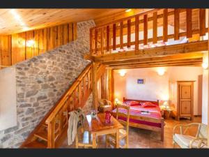 Pont-du-Fossé拉邦当斯住宿加早餐旅馆的卧室配有床,楼梯位于房子内