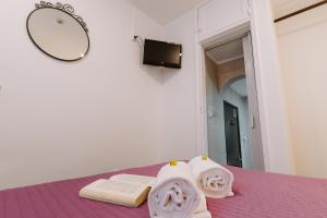 奥比多斯Casa António Moreira的一间卧室配有一张紫色床和毛巾