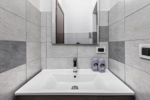 米兰MilanRentals - Vigliani Apartments的浴室设有白色水槽和镜子
