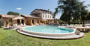 卡潘诺里Casa Brigante Luxury with Pool的一座房子的院子内的游泳池