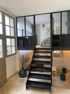 第戎Le loft Rousseau的一间设有楼梯的客房,通往一间卧室
