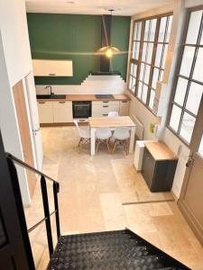 第戎Le loft Rousseau的厨房配有桌椅、桌子和桌子。