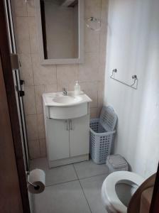 阿加斯杜尔斯Novgorod的一间带水槽、镜子和卫生间的浴室