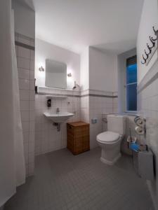 柏林奥利维尔广场公寓式酒店的白色的浴室设有卫生间和水槽。