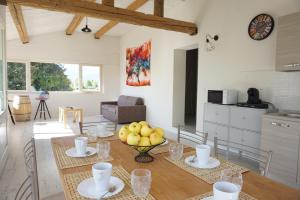 卡潘诺里Casa Brigante Luxury with Pool的厨房以及带水果桌的客厅。