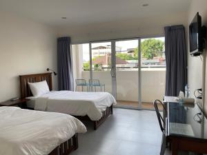 甲米镇第九楼旅舍的酒店客房设有两张床和一个阳台。