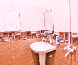 卡拉奇Subhan Palace Guest House的一间带水槽和镜子的浴室