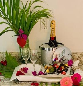 那不勒斯In the Heart of Naples, Suite with Lake & Pool的一张桌子,上面放着一瓶香槟和酒杯