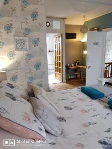 普洛默迪耶尔恩Maison Papillons的一间卧室配有一张大床和枕头