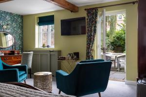 利奇菲尔德St Johns House Lichfield的客厅设有绿色的墙壁和蓝色的椅子