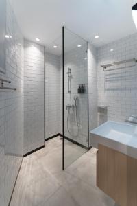 南湾渥卡旅店的带淋浴、盥洗盆和浴缸的浴室