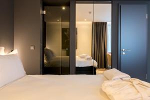多特蒙德Sellmann´s Boutique Hotel的酒店客房,配有床和镜子