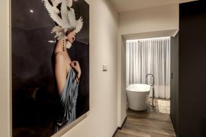 多特蒙德Sellmann´s Boutique Hotel的浴室墙上有鸟儿的女人画