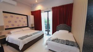 哥打京那巴鲁Bulan Guesthouse Imago的一间卧室设有两张床,窗户配有红色窗帘