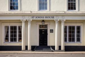 利奇菲尔德St Johns House Lichfield的一座带黑色门的圣约翰房子
