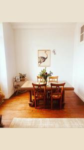 Maison de l'enfant gites的一间带桌椅的用餐室