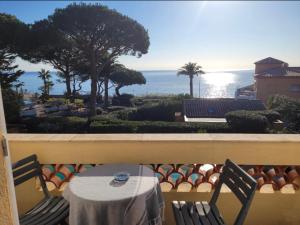 雷以桑布尔Villa Esmeralda的俯瞰大海的阳台配有桌椅