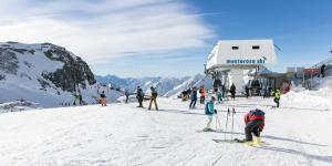 尚波吕克lo Miete di Nonni的一群人,在雪覆盖的滑雪场