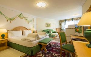 科瓦拉因巴迪亚莎颂葛雷酒店的一间带大床的卧室和一间客厅