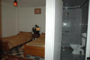 Sidi Abd el KaderRiad Freija-TAROUDANT的一间卧室配有一张床,浴室设有卫生间