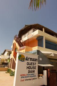 迪亚尼海滩Armaan Guest House的前面有标志的建筑