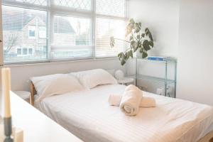 约克Stylish 4 Bedroom Home York - Garden - Parking的卧室配有白色床和毛巾