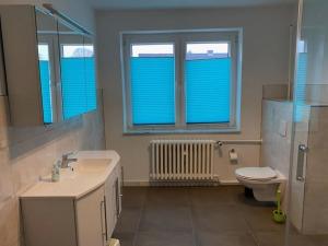 ZudarVilla Strandräuber的一间带水槽和卫生间的浴室以及窗户。