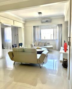 布宜诺斯艾利斯Recoleta Luxury Apartment的客厅配有沙发和桌子