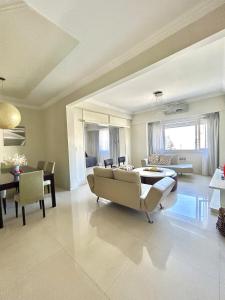 布宜诺斯艾利斯Recoleta Luxury Apartment的客厅配有沙发和桌子