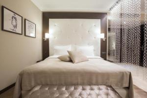 贝尔格莱德君士坦丁大帝酒店的一间卧室设有一张大床和一个窗户。