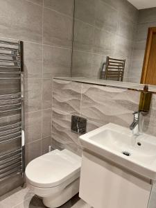 多诺赫Royal Golf Apartments的浴室配有白色卫生间和盥洗盆。