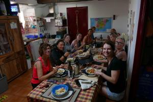 帕拉斯德丽卡西纳马赛罗旅舍的一群坐在餐桌上吃食物的人