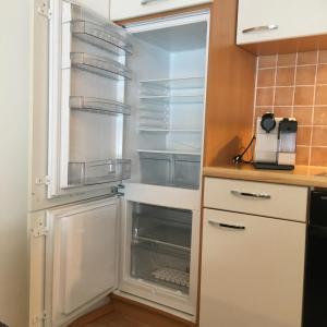 萨尔巴赫Landhaus Klausner的厨房配有空冰箱,门是敞开的