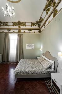 锡拉库扎Gli specchi di Archimede的一间卧室设有一张床和天花板