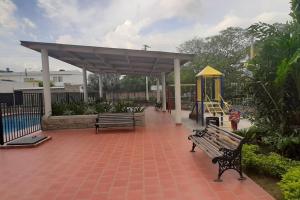 库库塔Apartamento en Cúcuta completó en condominio n8的一个带长椅的公园和一个带滑梯的游乐场