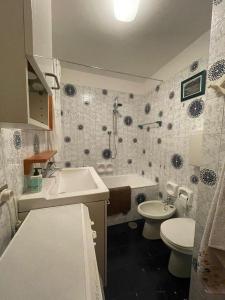 利维尼奥Appartamento Rin, Livigno的浴室配有盥洗盆、卫生间和浴缸。