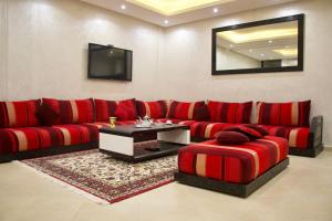 马拉喀什Magnifique Duplex à Marrakech的客厅配有红色沙发和电视