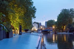 伦敦Boutique Barges的享有河面的夜间美景,设有一座桥