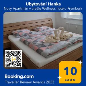 弗林布尔克Nový Apartmán v areálu Wellness hotelu Frymburk的一张海报,供酒店带一张床的客房使用