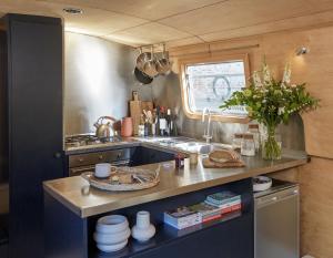 伦敦Boutique Barges的厨房配有水槽和碗碟柜台