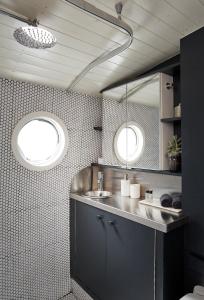 伦敦Boutique Barges的一间带水槽的浴室和两个窗户