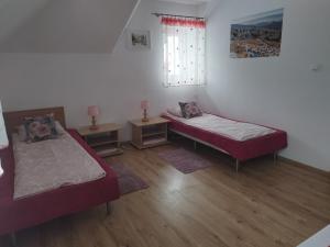 隆代克-兹德鲁伊Jaskółka的客房设有两张床和窗户。